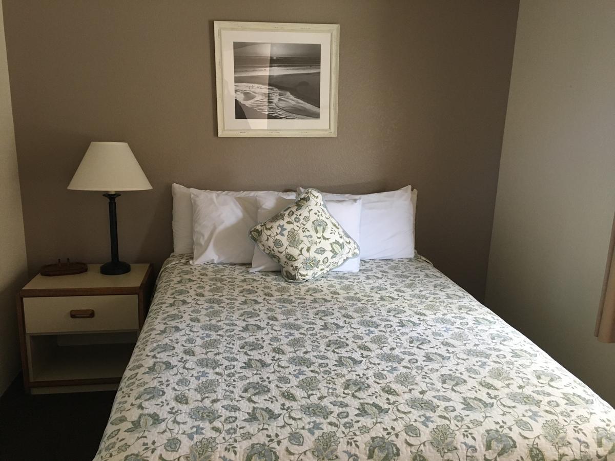Pine Acres Lodge Пасифик Гров Экстерьер фото