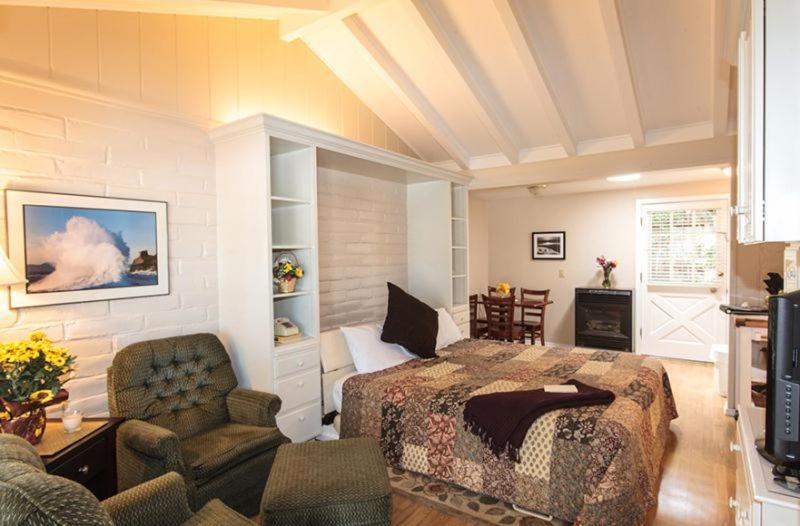 Pine Acres Lodge Пасифик Гров Экстерьер фото